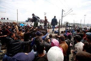 PROTESTUJU ZBOG ZATVARANJA GRANICE: Migranti ponovo blokirali prugu kod Idomenija