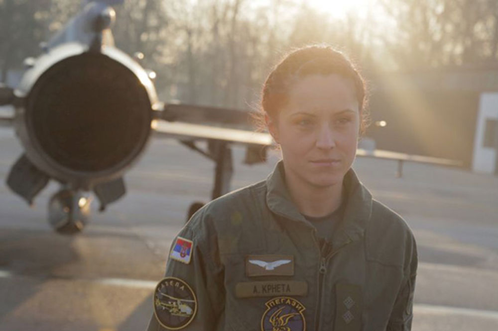 (VIDEO) Gospodarica srpskog neba: Anja Krneta je jedina žena pilot u Vojsci Srbije