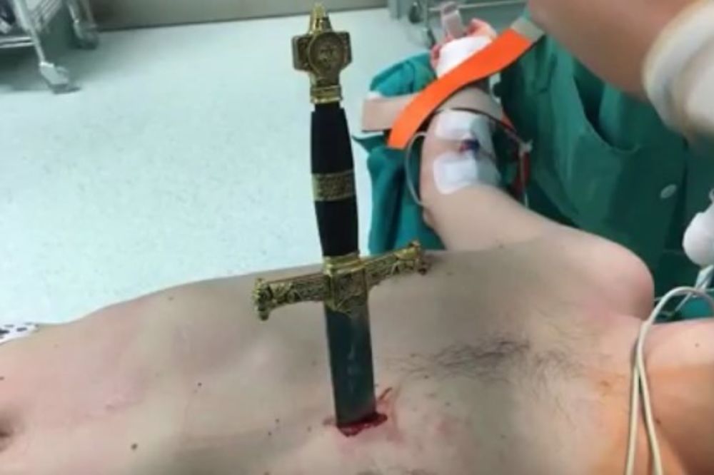 (UZNEMIRUJUĆI VIDEO) OŠTRICA MU PROŠLA PORED SRCA: Objavili snimak kako vade mač pacijentu iz grudi