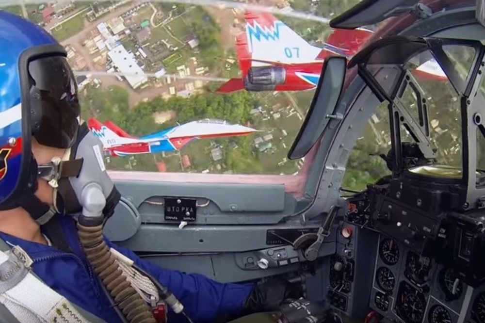 (VIDEO) POGLEDAJTE SPEKTAKL NA NEBU: Ruski avioni uvežbavaju tačku za Dan pobede!