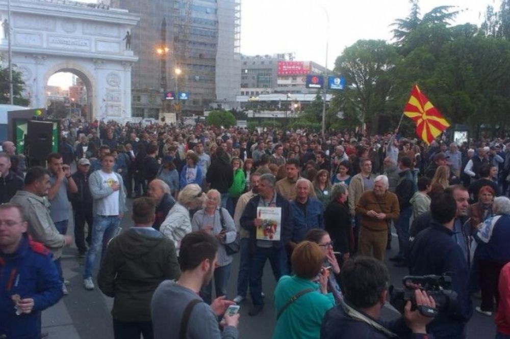 (VIDEO) MAKEDONIJA SE NE SMIRUJE: U Skoplju demonstranti bacali boju na Sobranje!
