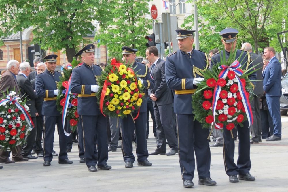 POLOŽENI VENCI NA SPOMENIK PALIM BORCIMA: Obeležen dan Banjaluke