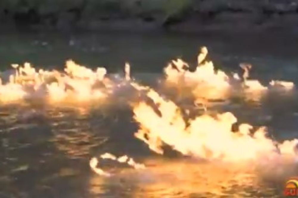 (VIDEO) APOKALIPTIČAN PRIZOR U AUSTRALIJI: Reka Kvinslend gorela sat vremena!