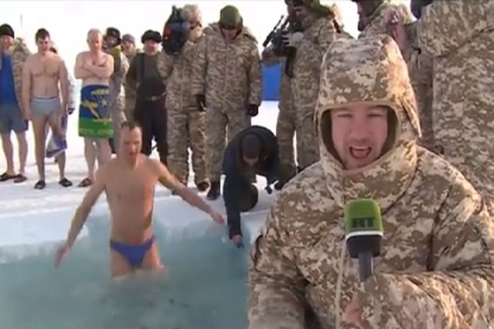 (VIDEO) BRČKANJE NA -26 STEPENI: Ruski vojnici otvorili sezonu kupanja na Arktiku!