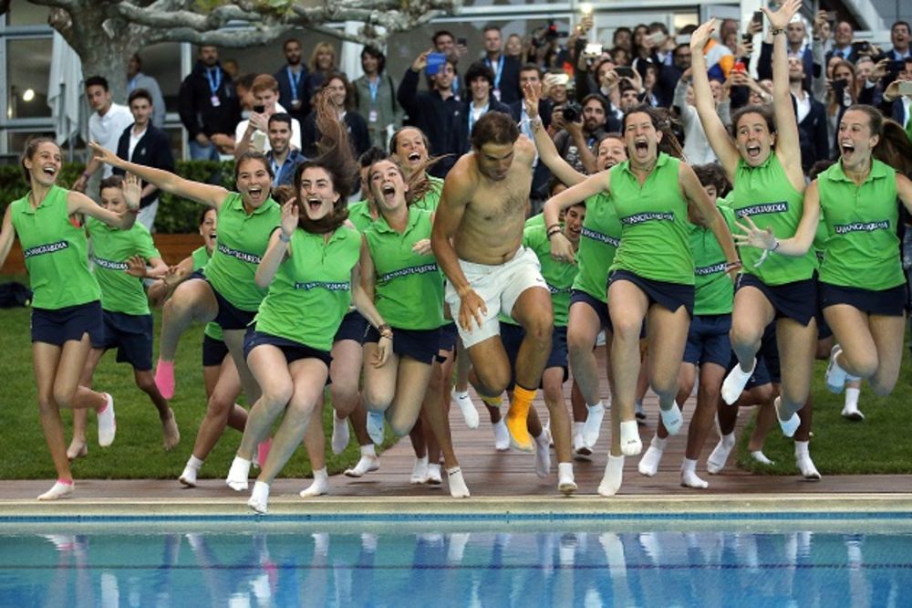 (FOTO, VIDEO) ŠAMPIONSKO KUPANJE: Evo zašto je Nadal jurnuo u bazen posle pobede u Barseloni
