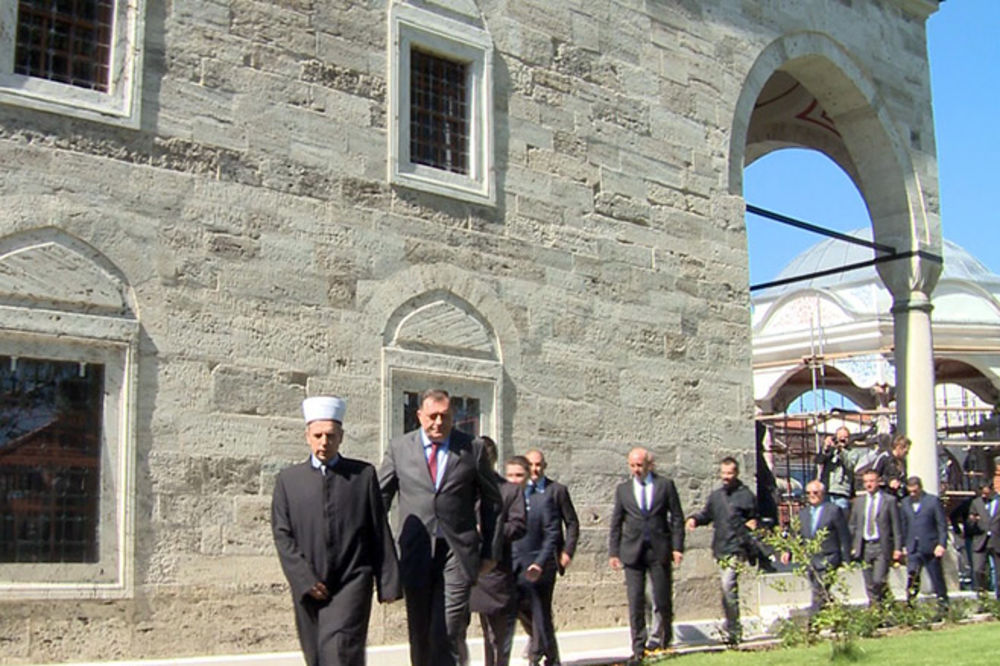(VIDEO) Dodik poklonio ćilime za Ferhat-pašinu džamiju!