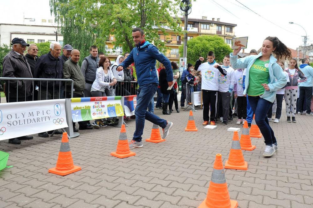 OLIMPIJSKI KARAVAN U VLASOTINCU: Sa učesnicima Ekolimpijade družio se atletičar Predrag Filipović