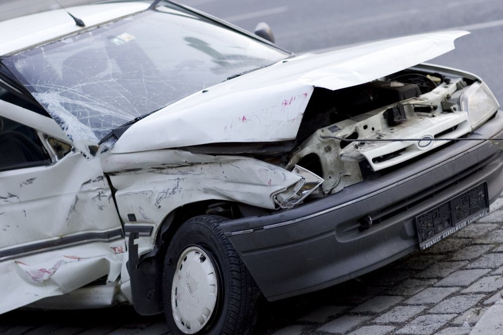 FRANCUSKI DIPLOMATA DIVLJAO ZAGREBOM: Mrtav pijan oštetio 6 automobila, lomio sve pred sobom