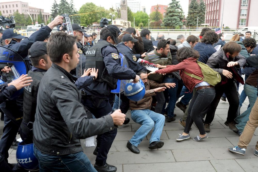 TEK ŠTO JE ERDOGAN NAPUSTIO ZEMLJU: U Ankari haos, policija suzavcem rasterala demonstrante
