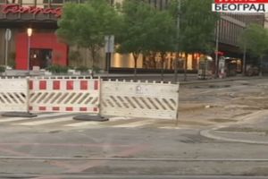 HAVARIJA U CENTRU BEOGRADA: Pukla vodovodna cev u Kralja Milana, saobraćaj blokiran