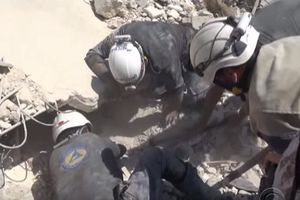 (VIDEO) ONI SU SPASIOCI SIRIJSKE DECE: Svi beže od bombi, samo oni jure ka njima
