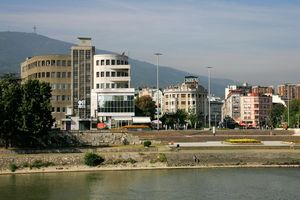 POJAVILI SE PREKO NOĆI: Spomenici Albancima postavljeni samovoljno u centru Skoplja