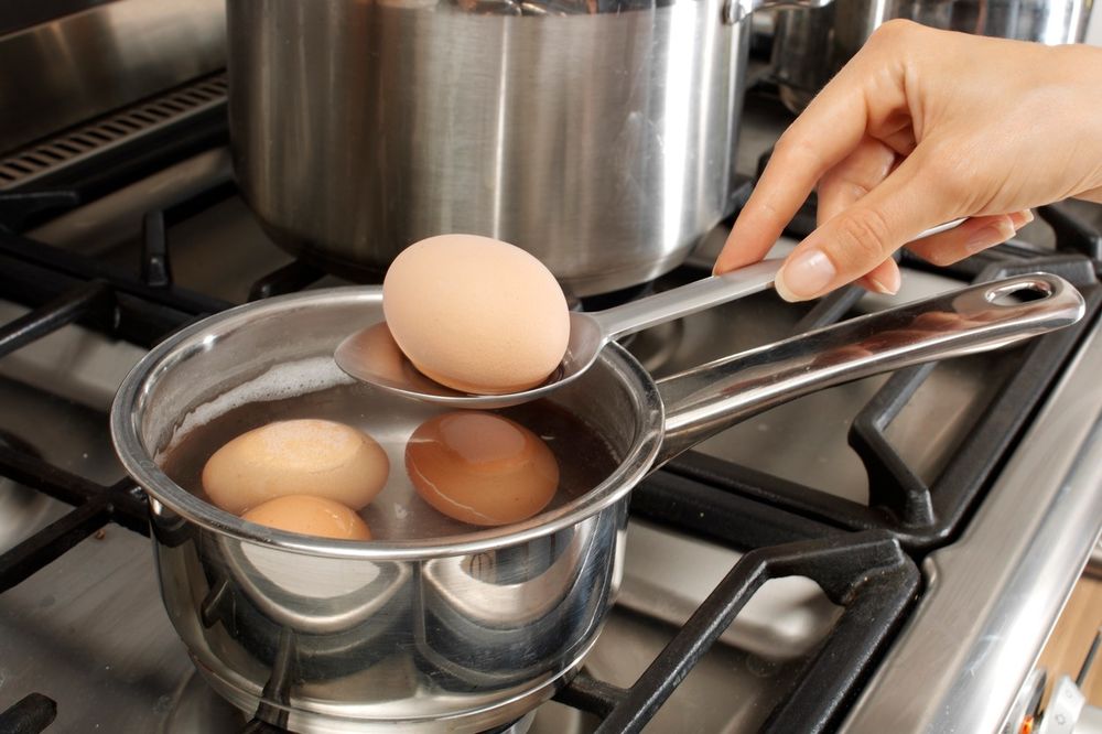 DOMAĆICE, U OVOME JE TAJNA: Evo kako da skuvate jaja a da ne puknu!