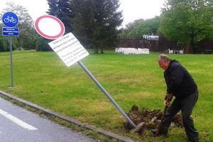 (FOTO) LOPATOM MU PRESUDIO NA VELIKI PETAK: Kragujevčanin iskopao saobraćajni znak, a evo zašto