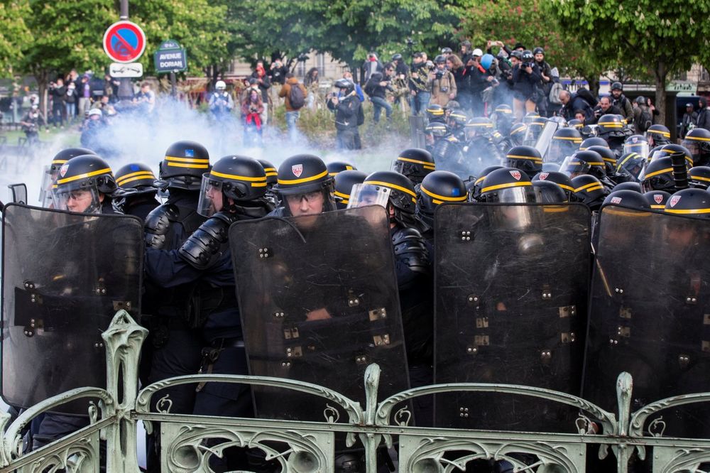 ZAOŠTRAVAJU SE PROTESTI U FRANCUSKOJ: Policija ponovo vodenim topovima na demonstrante