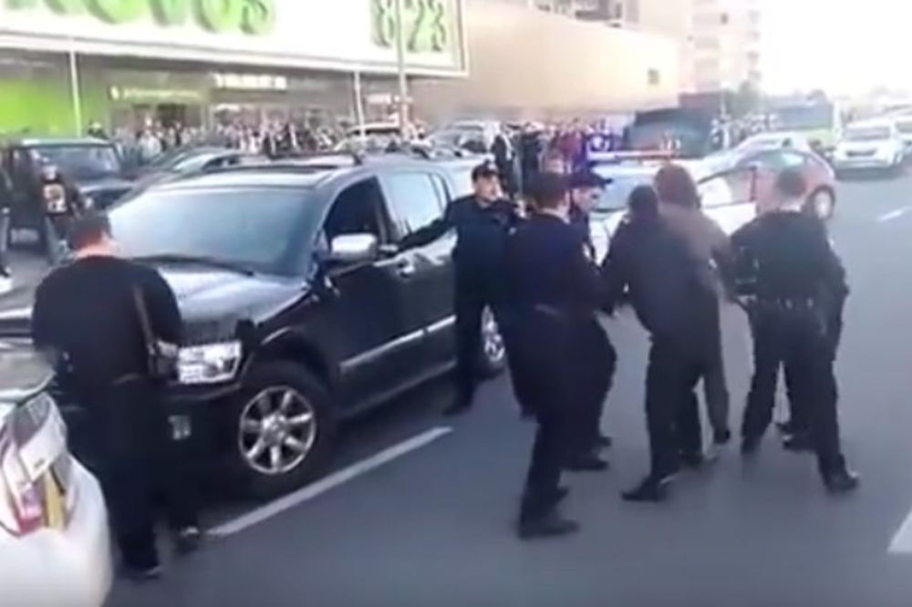 (VIDEO) JAK KAO STENA: Tek sedam policajaca uspelo da obori i uhapsi zlatnog olimpijca