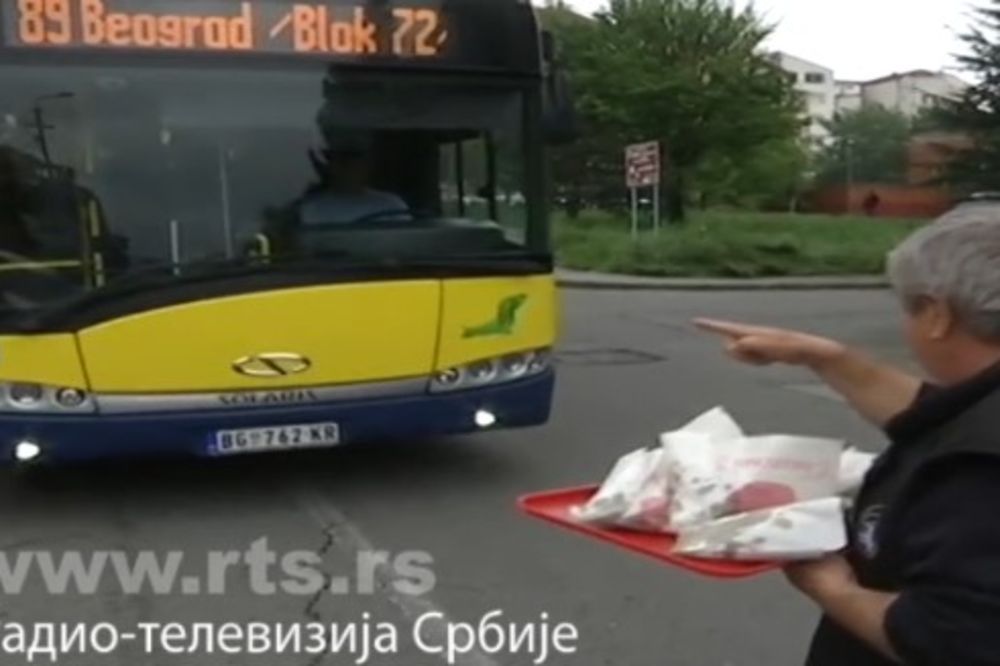 OVAJ BEOGRAĐANIN JE CAR Zaustavio autobus u Žarkovu pa delio besplatne girice na Veliki petak!