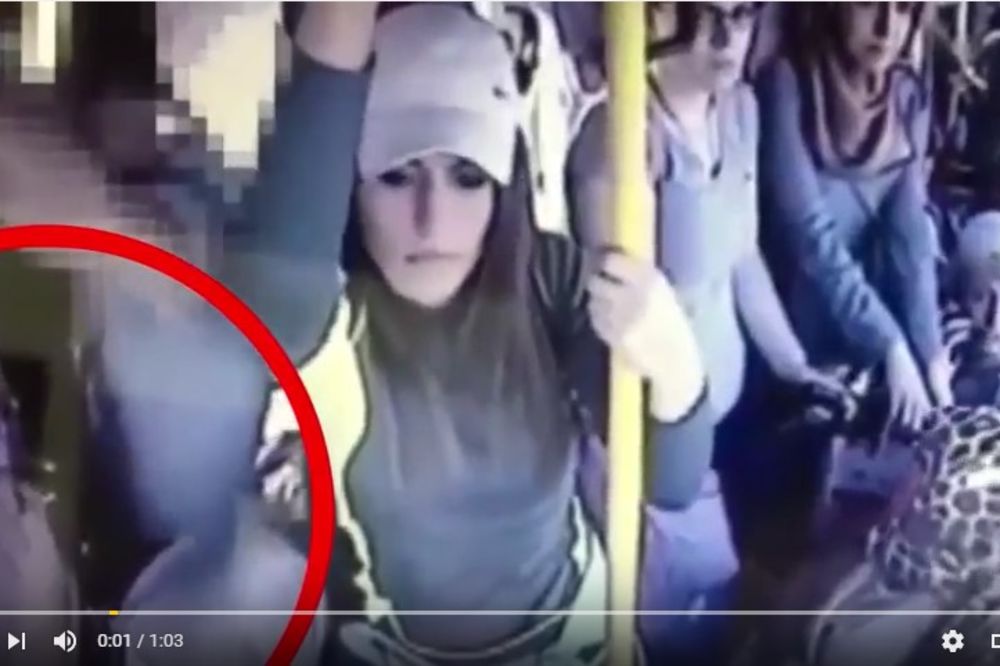 (VIDEO) ZAMERIO SE POGREŠNOJ: Manijaka pretukla grupa žena, kada je jednu pipao u prepunom autobusu