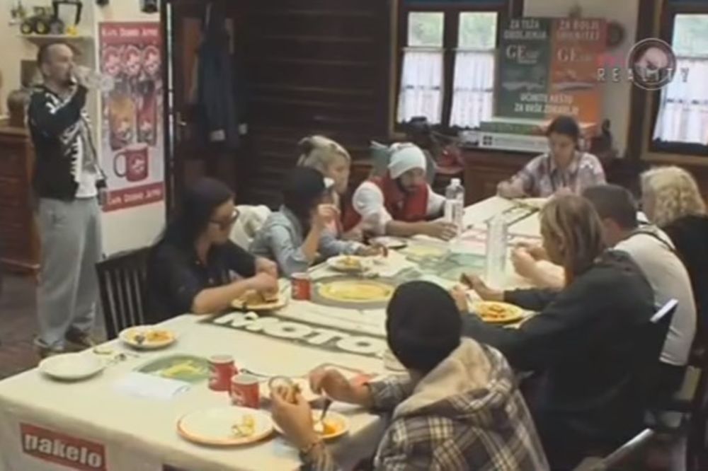 (VIDEO) NEMANJA ODLEPIO, NE MOŽE JELENU DA GLEDA: Klošarko bradata, popušiš mi ku.ac!