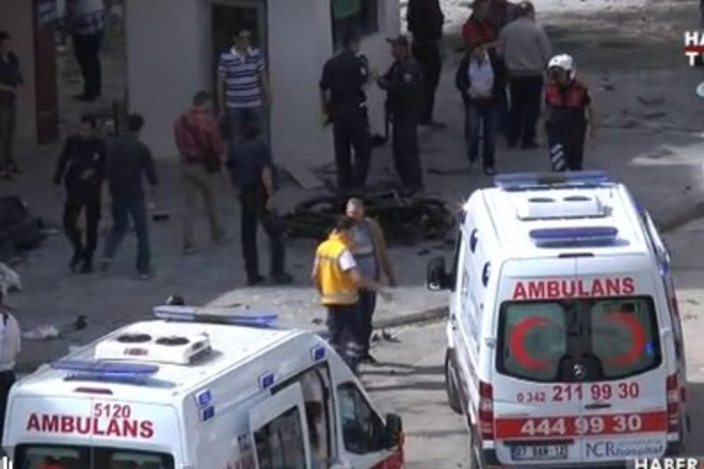 (VIDEO) NAPAD U TURSKOJ: Policajac poginuo u eksploziji automobila bombe kraj policijske stanice