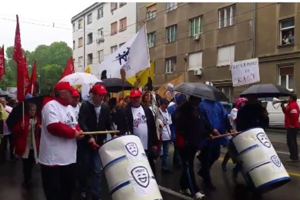 (VIDEO) PRVI MAJ U ZAGREBU: Demonstranti na Maksimiru zvižde i lupaju po buradima
