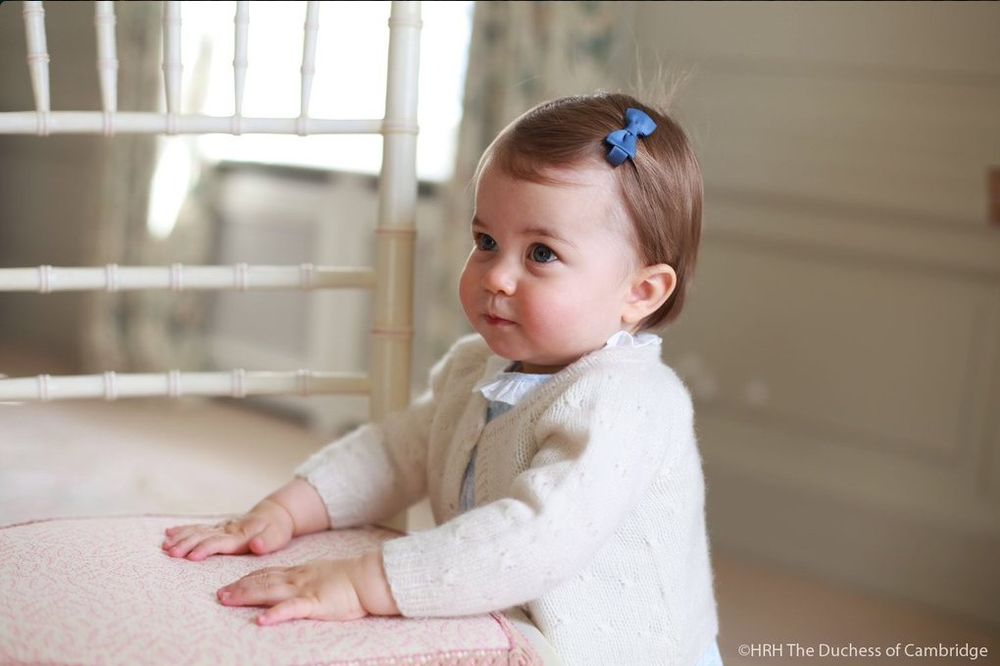 (FOTO) KAO KOLAČIĆ: Princeza Šarlot sutra slavi 1. rođendan, pogledajte kako je porasla