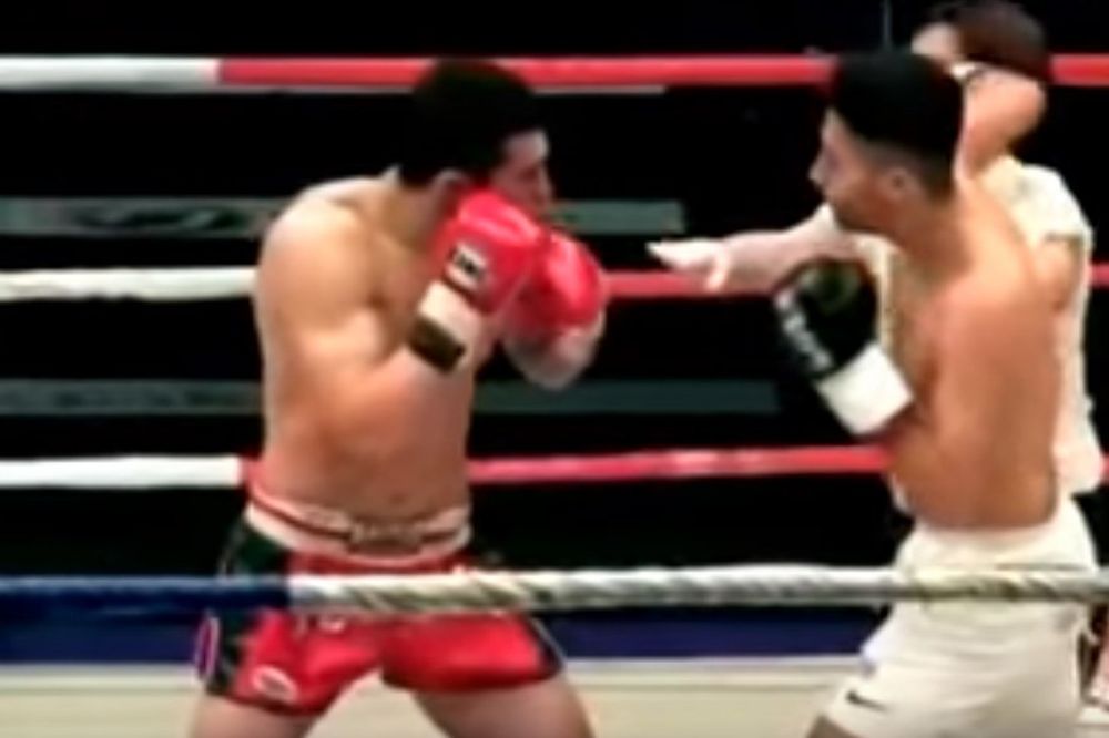 (VIDEO) OVAJ BIJE SVE REDOM: Promašio protivnika pa krošeom pogodio ženu u ringu