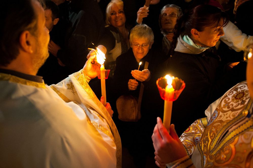 BLAGOSLOV I DAR BOŽJI: Blagodatni oganj iz Jerusalima stigao i u Kosovsku Mitrovicu