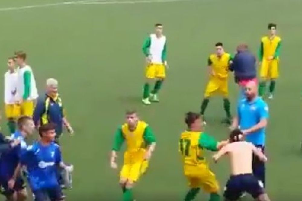 (VIDEO) BRUTALNA MAKLJAŽA: Dečaci se posle utakmici potukli, sa svih strana sevale pesnice u glavu