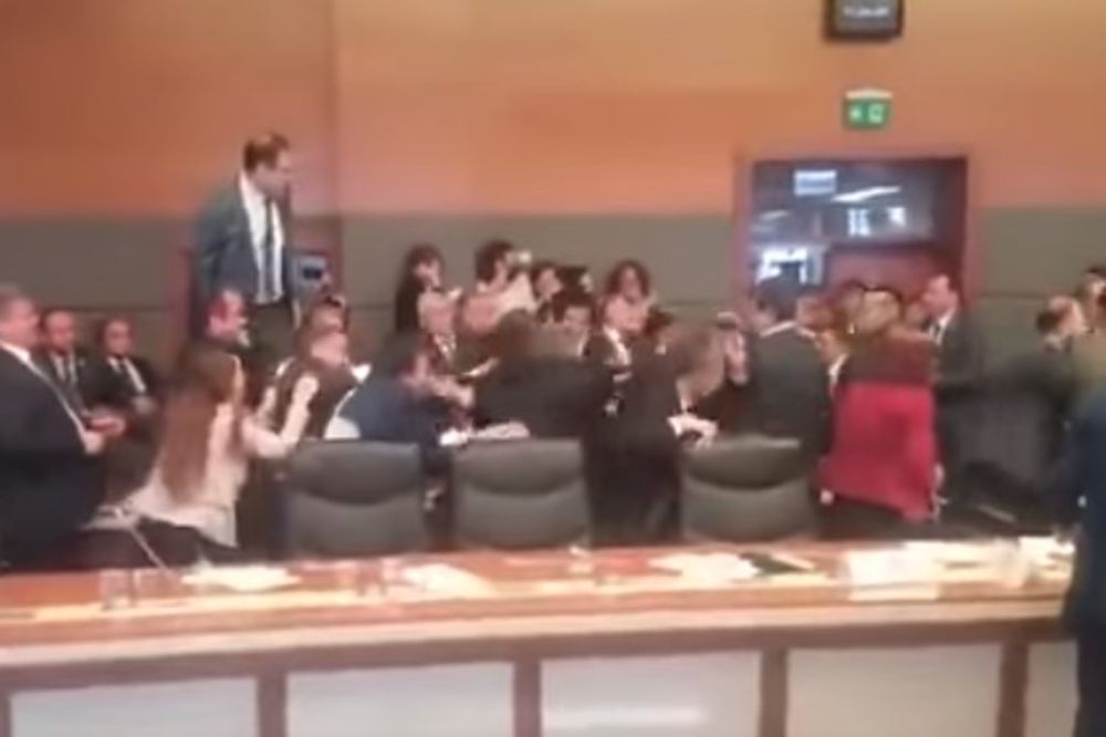 (VIDEO) SEVALE FLAŠE I PESNICE: Opet masovna tuča u turskom parlamentu