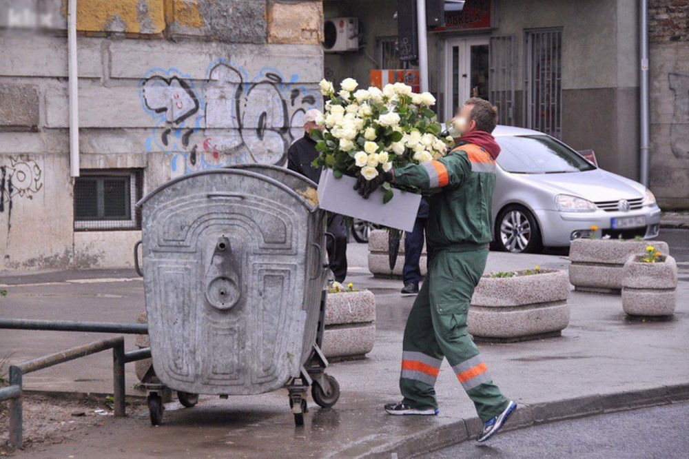 SRAM IH BILO: Cveće i sveće sa pomena ubijenim vojnicima JNA u Dobrovoljačkoj bačeno u kontejner