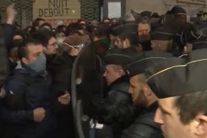 (VIDEO) SUZAVAC I HAOS U PARIZU: Policija evakuiše migrante, demonstranti ih brane