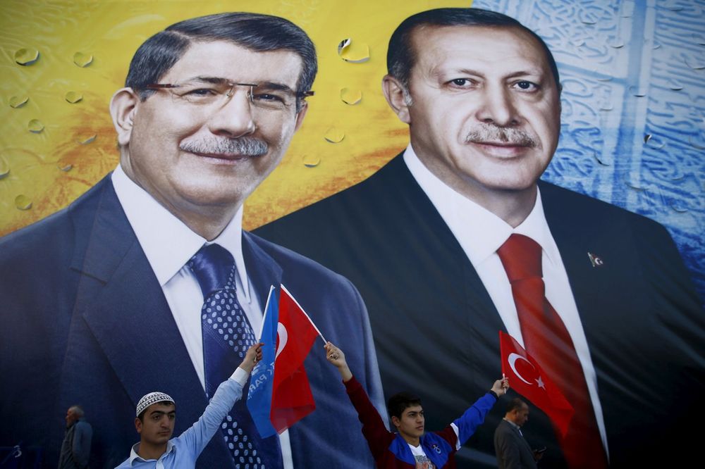 TEŠKA SVAĐA MEĐU TURSKIM VOĐAMA: Premijer Davutoglu razmišlja o ostavci zbog Erdogana