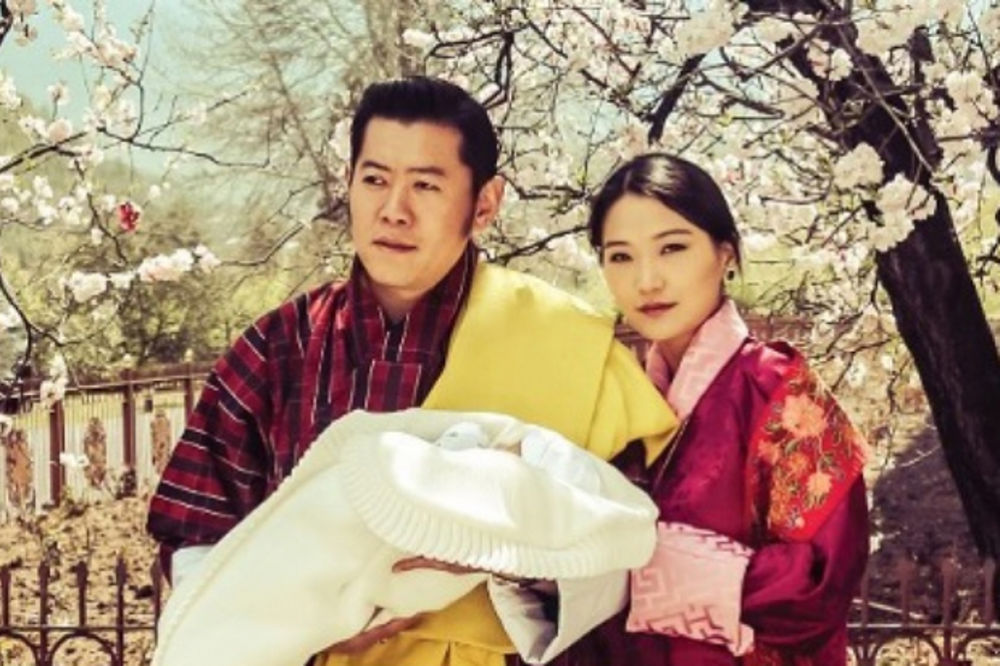 (FOTO) Upoznajte najsrećnije kraljevsko dete na planeti: Butanski princ napunio tri meseca!