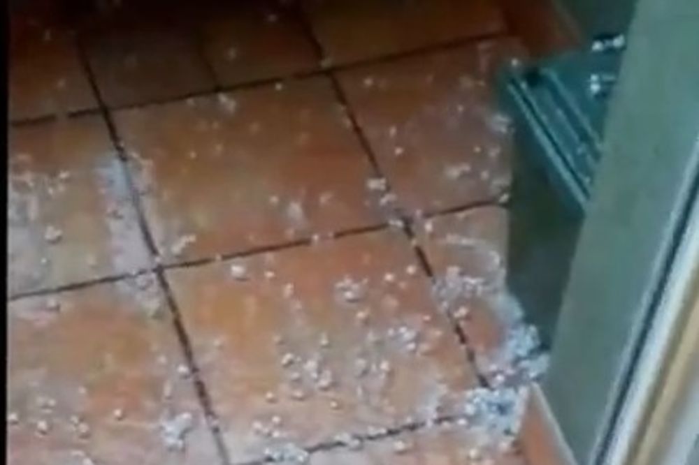 (VIDEO) OKOVAN LEDENIM POKRIVAČEM: Olujno nevreme sa gradom pogodilo Smederevo