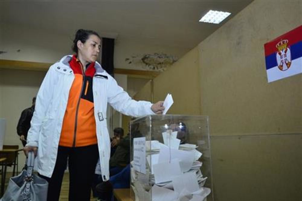 ZATVORENA BIRAČKA MESTA: Lideri čekaju rezultate u sedištima stranaka