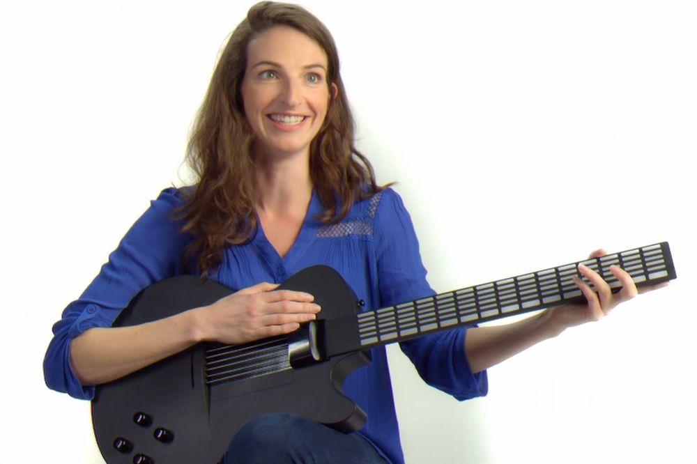 (VIDEO) GITARA ZA NETALENTOVANE: Uz ovaj instrument naučićete da svirate čim ga uzmete u ruke