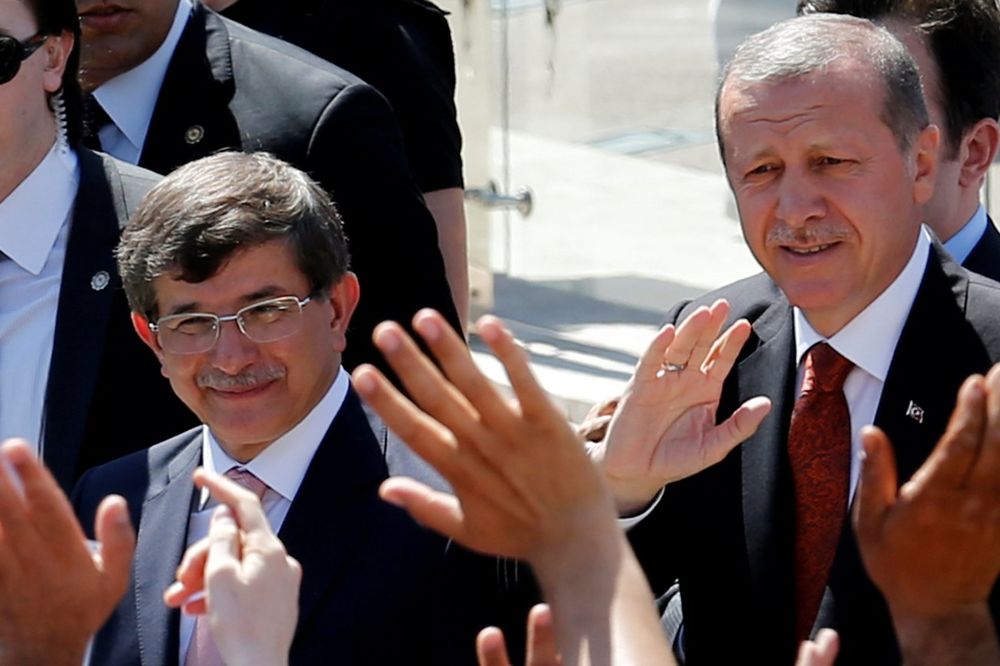 TURSKI MEDIJI: Davutoglu podnosi ostavku, sve je dalje od Erdogana