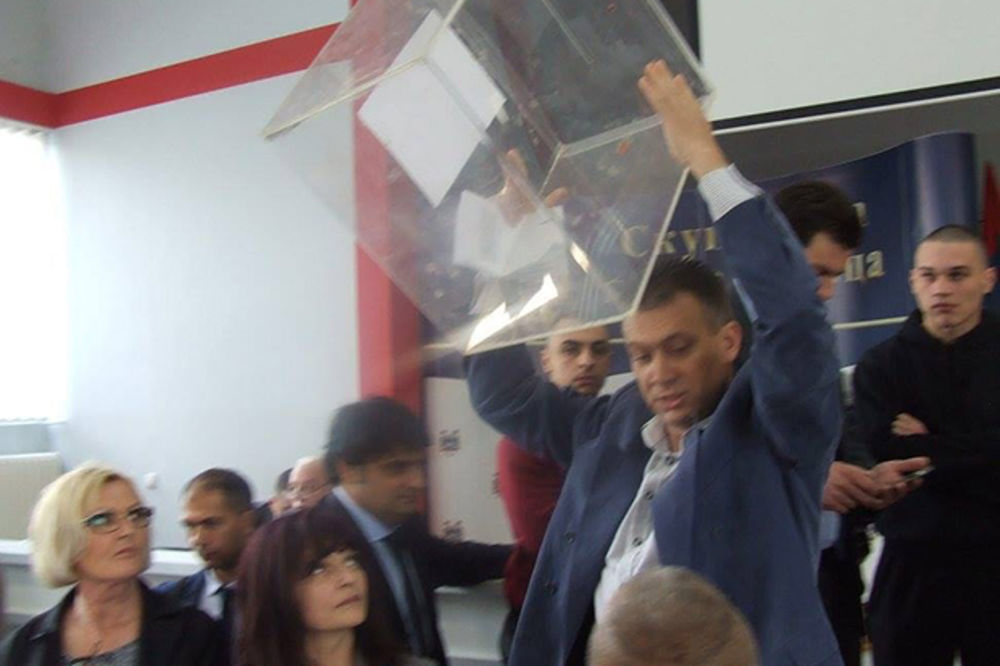 KURIR TV PREKINUTA SEDNICA: Ovako su naprednjaci bacali glasačke kutije u Šapcu