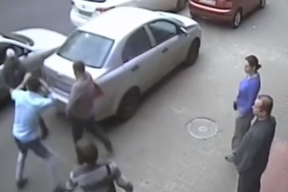 (VIDEO) BANDA NAPALA TV EKIPU: Okršaj novinara i nasilnika, prvo tuča pa puškaranje