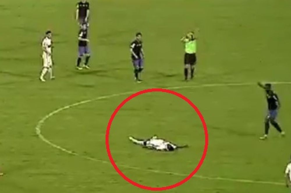 (UZNEMIRUJUĆI VIDEO) TRAGEDIJA U RUMUNIJI: Fudbaler pao tokom utakmice i preminuo!