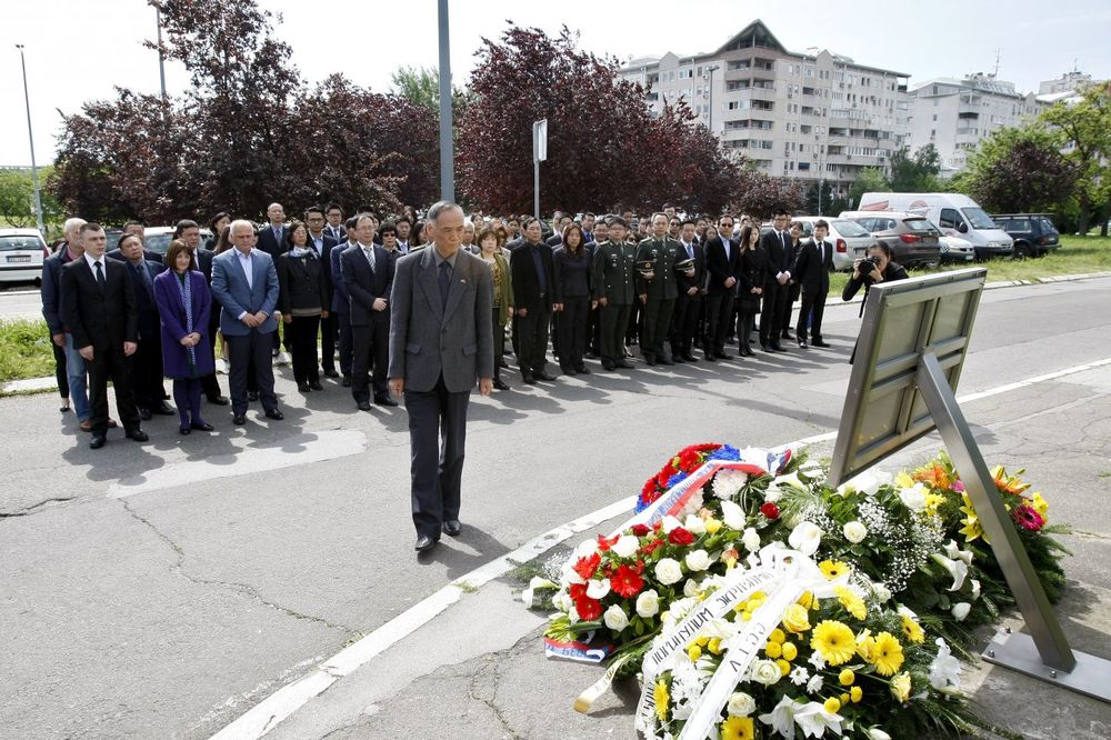 POMEN NEVINIM ŽRTVAMA: 17 godina od bombardovanja kineske ambasade u Beogradu!