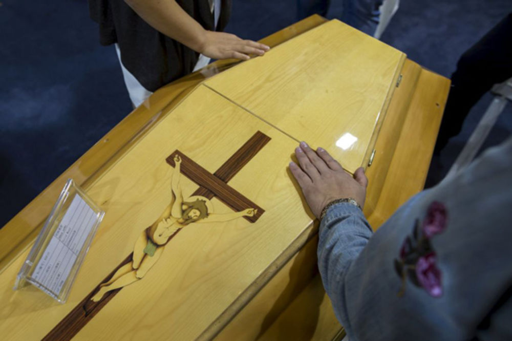 MRTVE DO GROBLJA NOSE NA RUKAMA: U mestu kod Kotora meštani muku muče sa sahranama