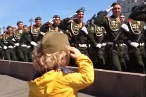 (VIDEO) MALI GENERAL: Dečak salutirao ruskim vojnicima, njihova reakcija zapalila internet!