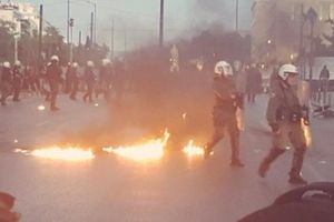 SUKOBI U ATINI: Policija demonstrante zasula suzavcem koji su ih gađali molotovljevim koktelima!