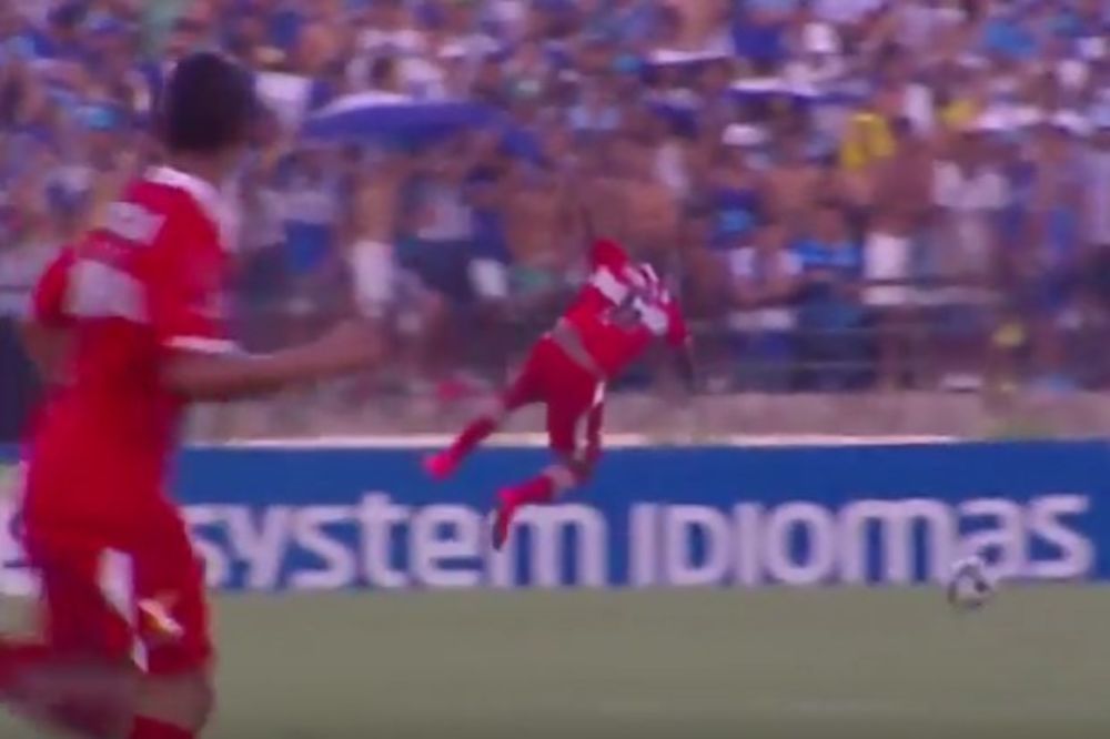 (VIDEO) HIT GODINE: Fudbaler se sam sapleo, a reakcija komentatora je neprevaziđena