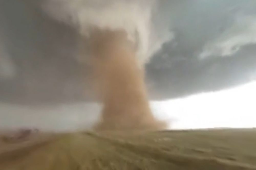 (VIDEO) NEZAUSTAVLJIV GNEV PRIRODE: Gigantski tornado opustošio sve pred sobom... zastrašujuće!