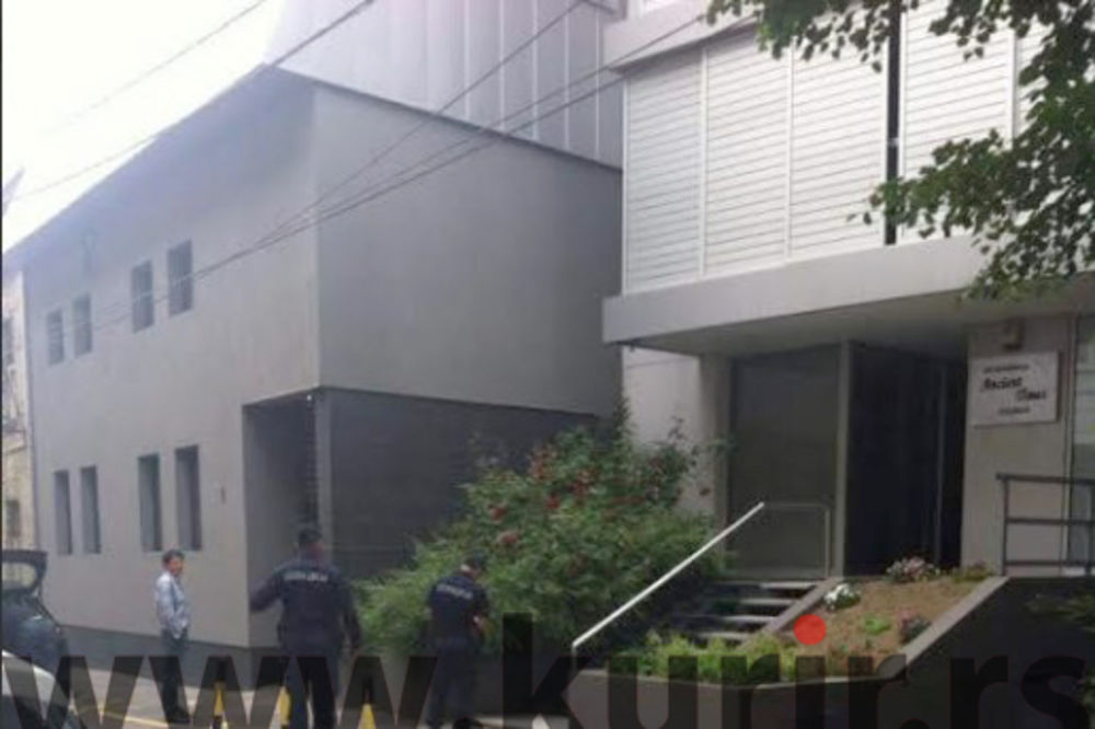 (FOTO) NA MESTU PADA: Policija opet u zgradi Nede Arnerić