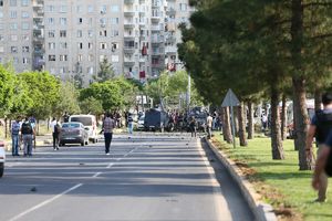 EKSPLOZIJA U TURSKOJ: Automobil-bomba se zakucao u policijsko vozilo, troje poginulo, 23 povređenih
