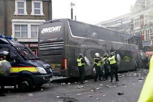 (VIDEO) HAOS U LONDONU: Huligani Vest Hema napali i razbili autobus sa ekipom Mančester junajteda